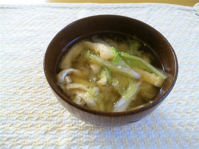 白菜と油揚げの味噌汁